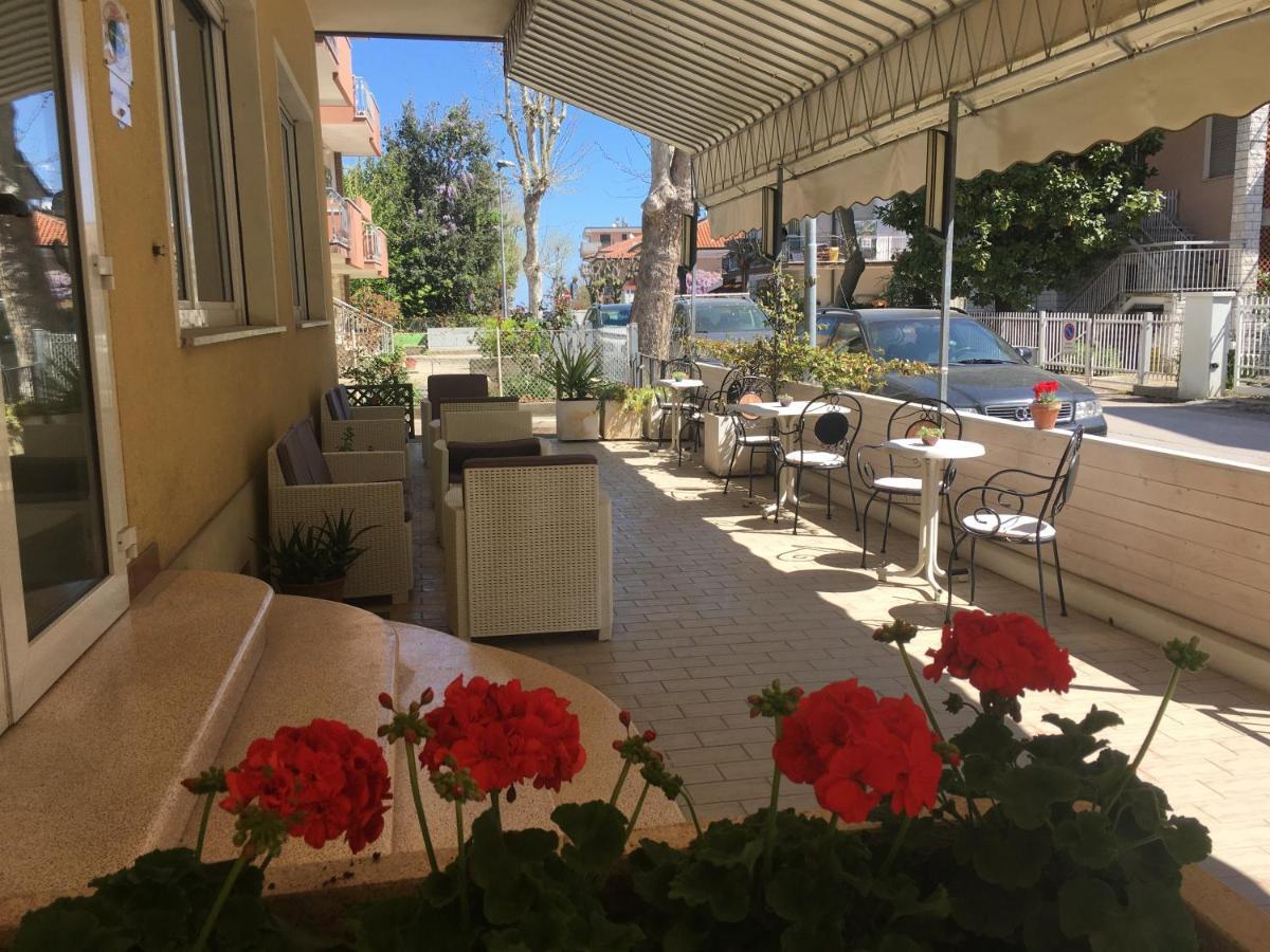 Hotel Villa Rinaldini Rimini Exterior foto
